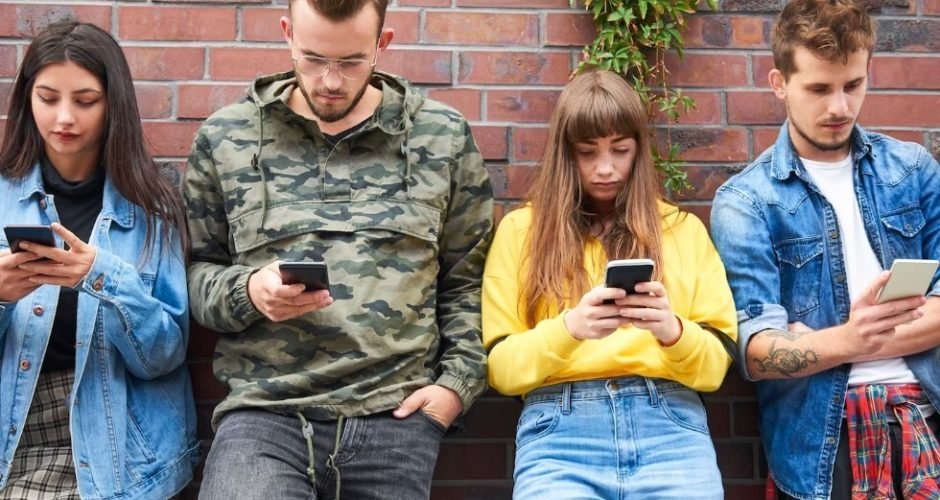 YOUNGER PEOPLE LOOKING AT PHONE (1)